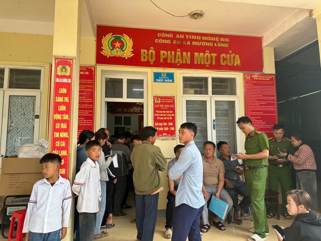 Công an xã Mường Lống tận tình hướng dẫn thủ tục hành chính trên VNeID cho Nhân dân