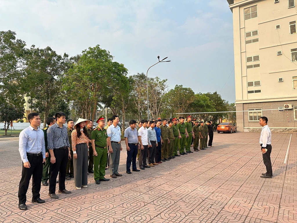 Công an xã tổ chức ra quân