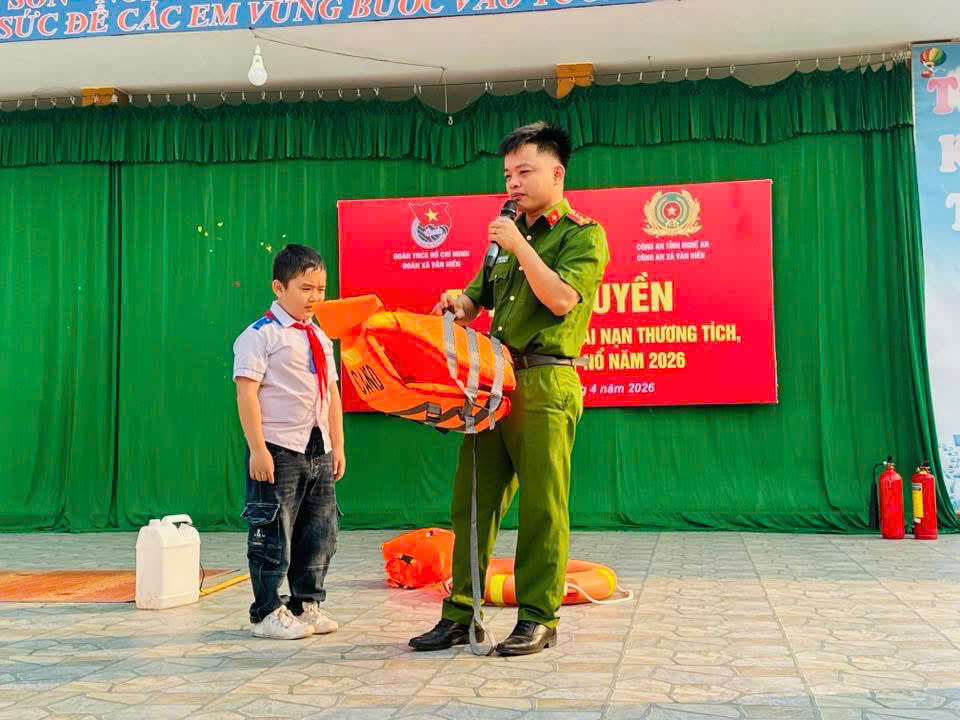 Học sinh được hướng dẫn cách sử dụng áo phao