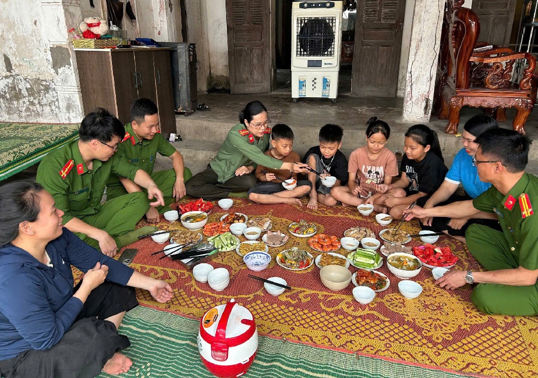 “Bữa cơm yêu thương” dành cho cháu Phương Nghi và gia đình