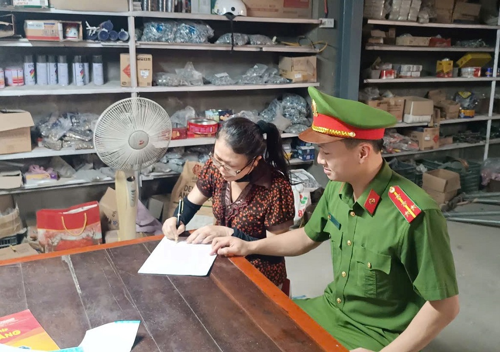    Công an phường Vinh Hưng tuyên truyền, hướng dẫn kỹ năng PCCC và thoát nạn cho cơ sở kinh doanh, hộ gia đình