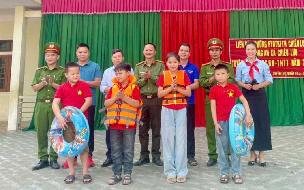 Trao áo phao tặng học sinh