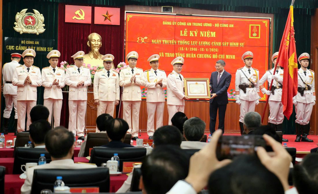 Thay mặt Lãnh đạo Đảng, Nhà nước, đồng chí Lê Minh Hưng, Ủy viên Bộ Chính trị, Thủ tướng Chính phủ trao Huân chương Hồ Chí Minh tặng lực lượng Cảnh sát hình sự (các đồng chí: Thượng tướng Nguyễn Văn Long, Ủy viên Trung ương Đảng, Thứ trưởng Bộ Công an; Cục trưởng Cục Cảnh sát hình sự và Lãnh đạo Công an các tỉnh, thành phố: Hà Nội, Nghệ An, Bắc Ninh, Điện Biên thay mặt các thế hệ cán bộ, chiến sĩ lực lượng Cảnh sát hình sự nhận danh hiệu cao quý)