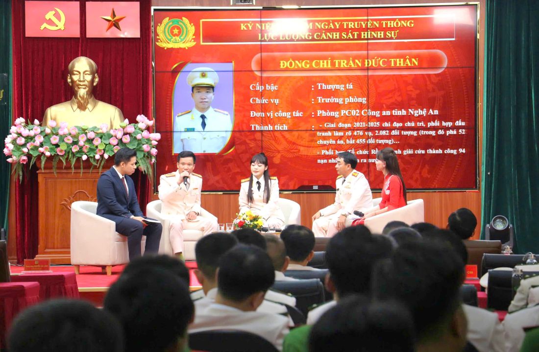 Đồng chí Thượng tá Trần Đức Thân, Trưởng phòng Phòng Cảnh sát hình sự (thứ hai từ trái sang) giao lưu tại Lễ tuyên dương điển hình tiêu biểu lực lượng Cảnh sát hình sự “Vì bình yên cuộc sống” do Cục Cảnh sát hình sự - Bộ Công an tổ chức