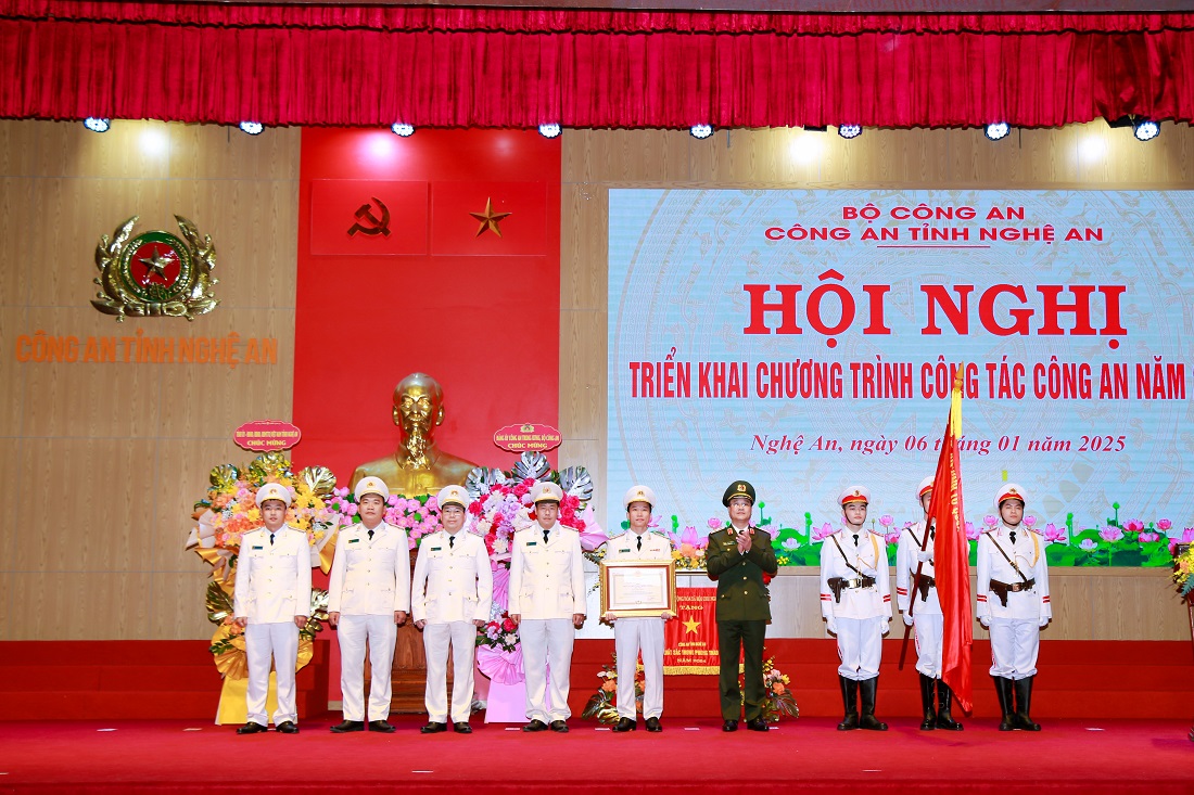 Đồng chí Trung tướng Phạm Thế Tùng, Ủy viên Ban Thường vụ Đảng ủy Công an Trung ương, Thứ trưởng Bộ Công an trao Huân chương Chiến công hạng Nhất cho tập thể Phòng Cảnh sát hình sự (tháng 01/2025)