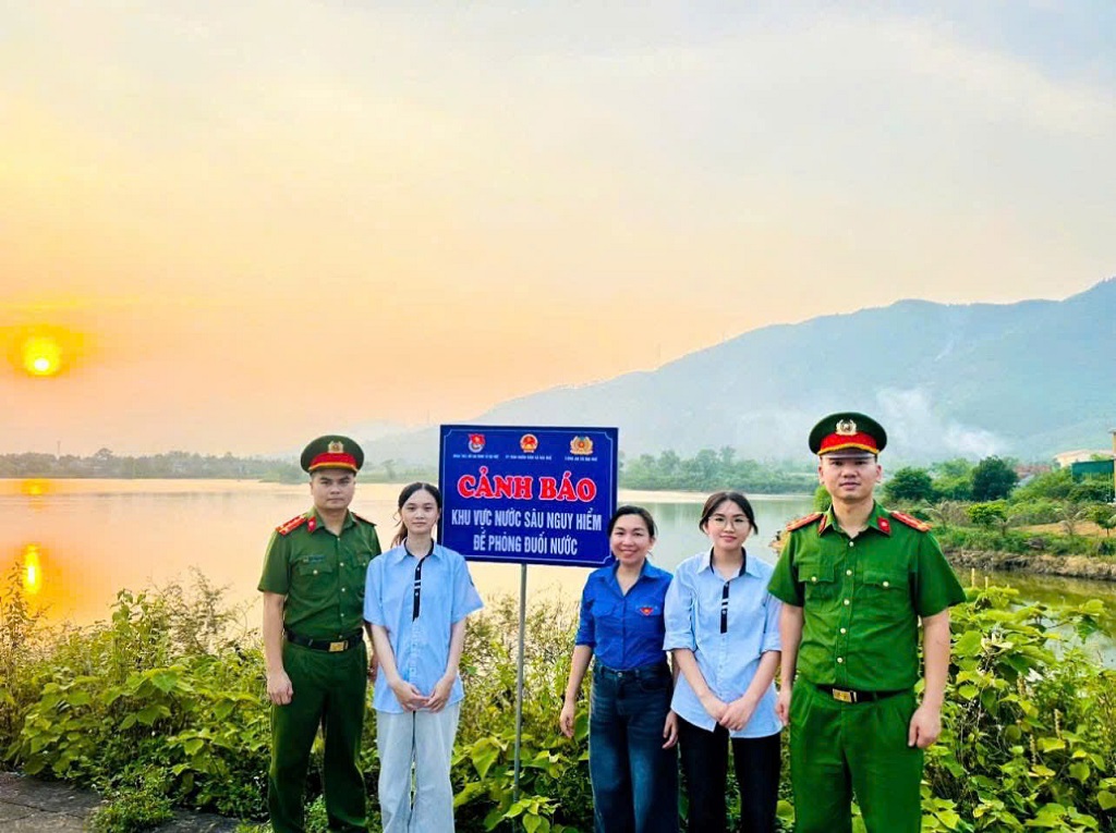 Công an xã Đại Huệ phối hợp cắm biển cảnh báo phòng, chống tai nạn đuối nước