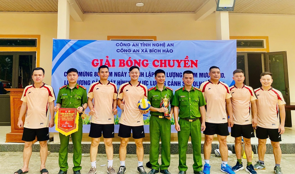 Trao giải cho đội đạt thành tích xuất sắc