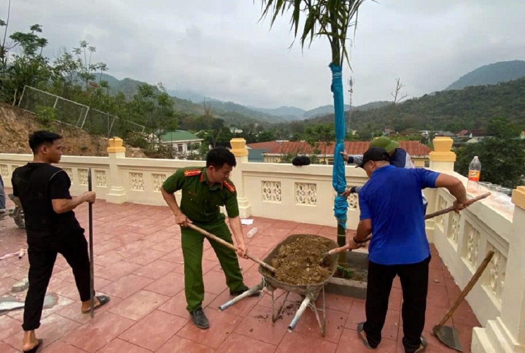  Công an xã Chiêu Lưu và Đoàn Thanh niên xã tổng dọn vệ sinh môi trường khu vực Đài tưởng niệm liệt sĩ