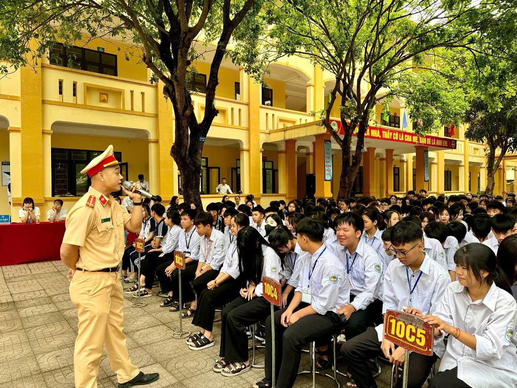 Công an tuyên truyền Luật trật tự an toàn giao thông cho học sinh