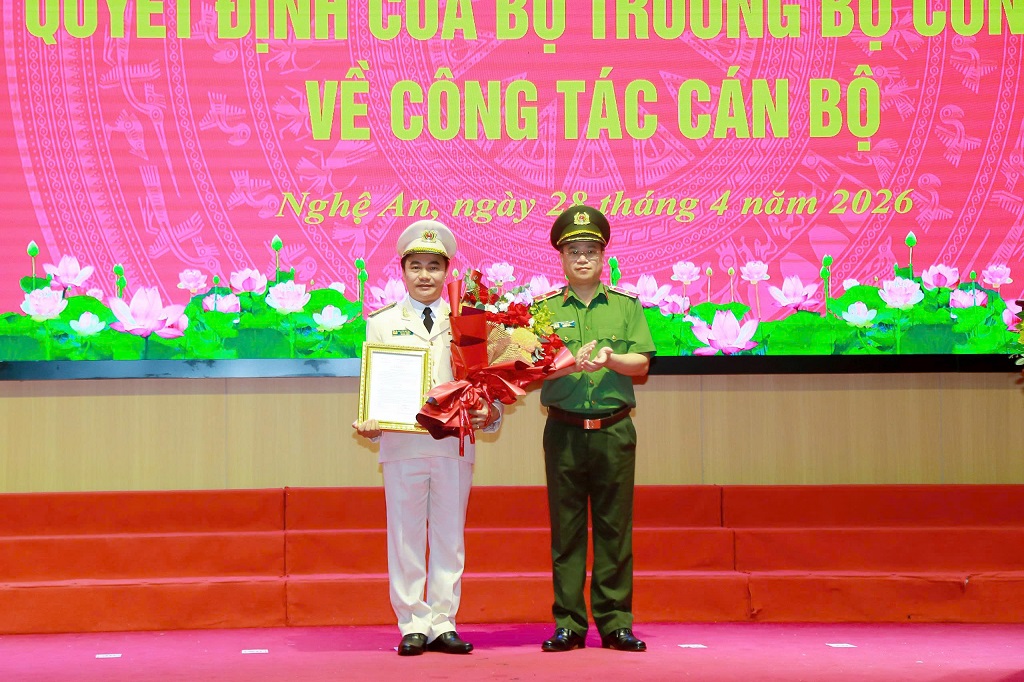 Thừa ủy quyền của Bộ trưởng Bộ Công an, đồng chí Thiếu tướng Đinh Việt Dũng, Ủy viên Ban Thường vụ Tỉnh ủy, Bí thư Đảng ủy, Giám đốc Công an tỉnh trao Quyết định cho đồng chí Đại tá Nguyễn Huy Khích, Phó Giám đốc Công an tỉnh Nghệ An 
