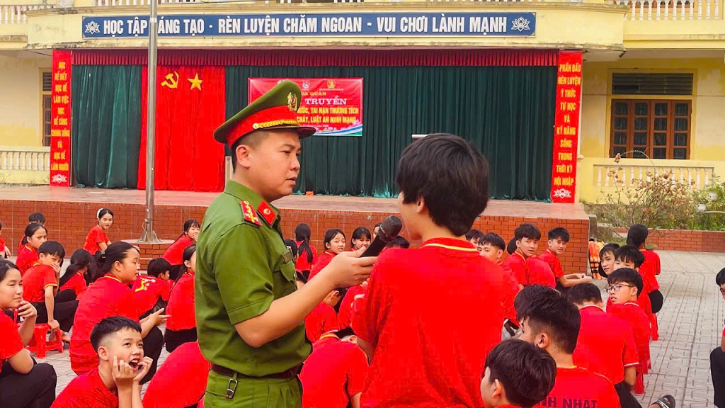  Công an xã Hoa Quân tuyên truyền với hình thức đa dạng, phong phú