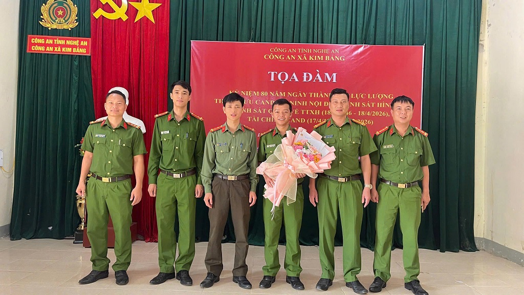 Tặng hoa chúc mừng các tổ công tác