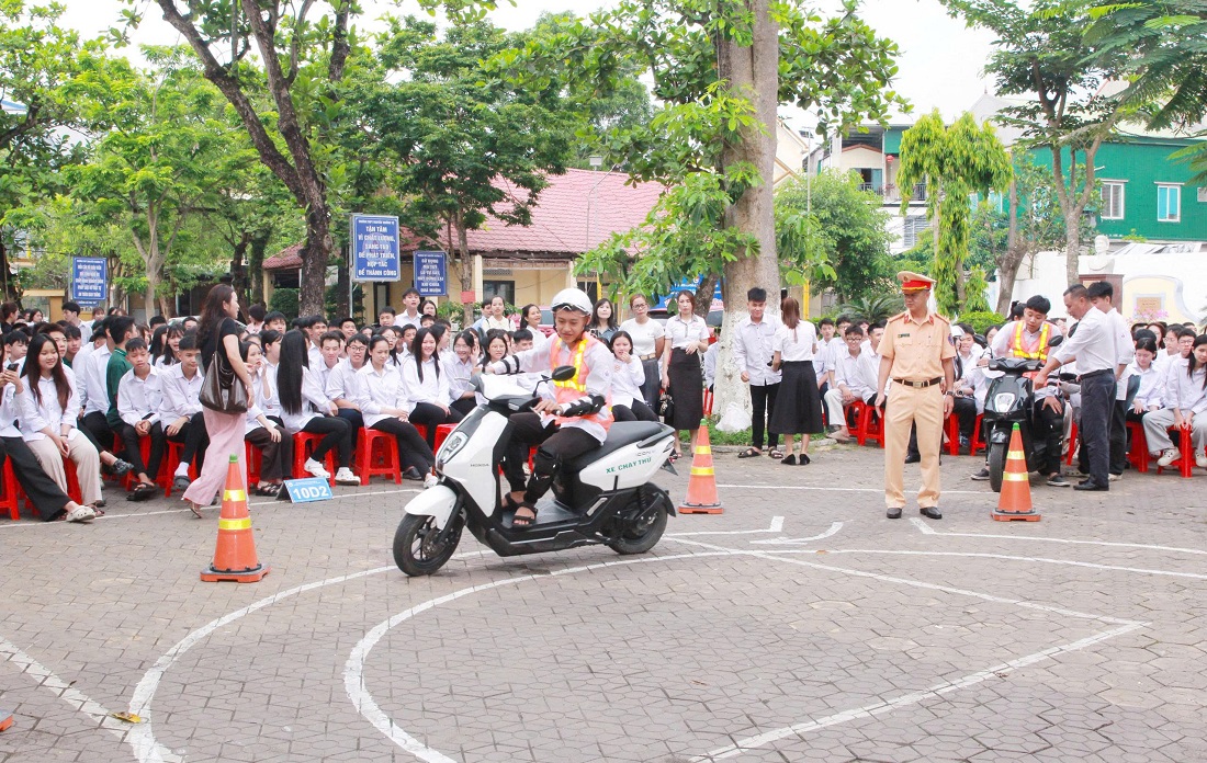 Hướng dẫn học sinh kỹ năng lái xe an toàn