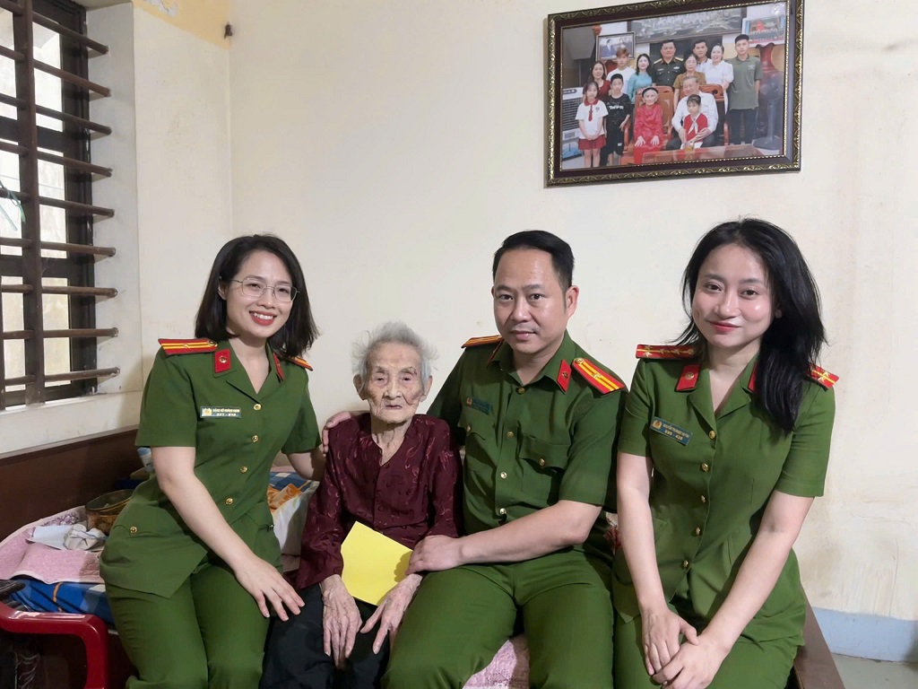 Phòng Cảnh sát kinh tế thăm, tặng quà Bà Việt Nam Anh hùng