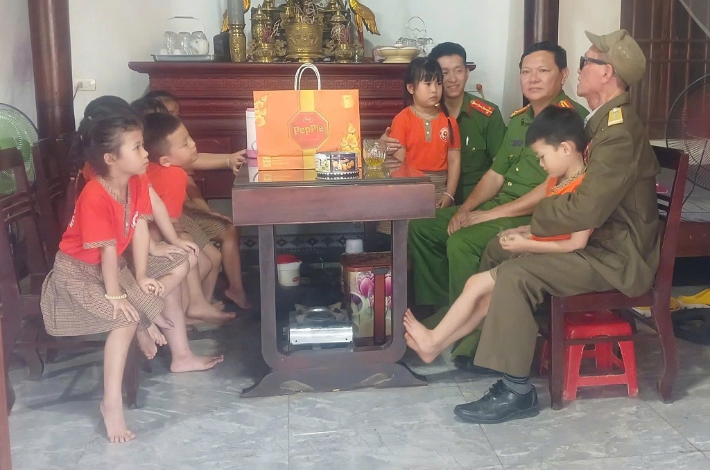 Công an xã thăm hỏi, động viên tri ân cựu chiến binh