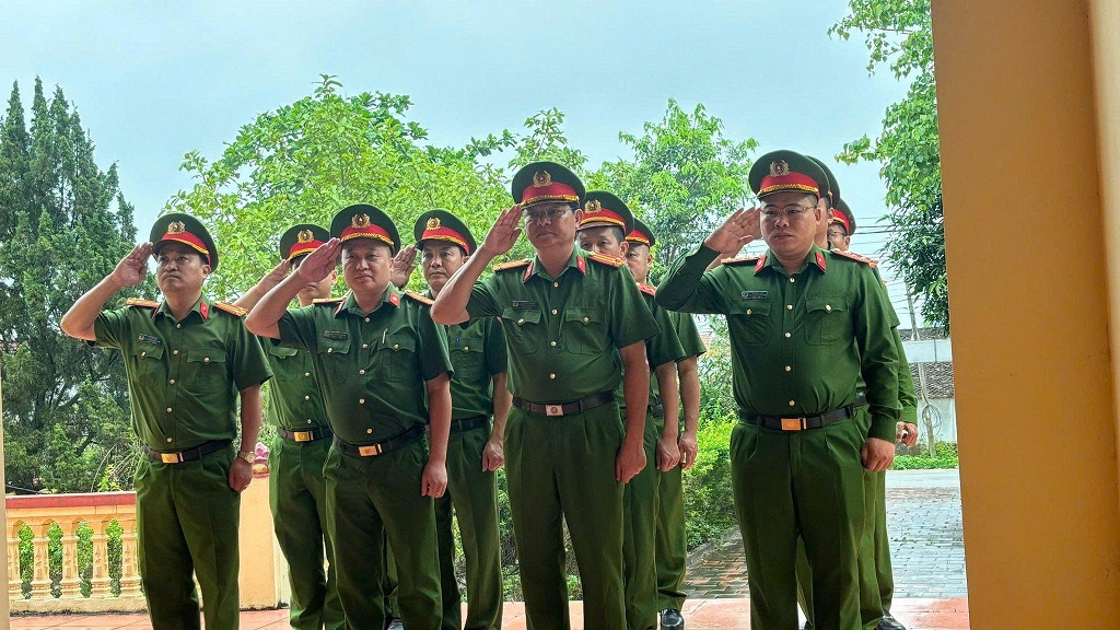 Công an xã Quỳnh Sơn dâng hương tri ân Anh hùng liệt sĩ  