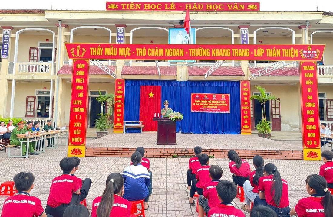 Công an xã Minh Châu tuyên truyền, phổ biến pháp luật cho học sinh và ra mắt trung tâm học tập cộng đồng