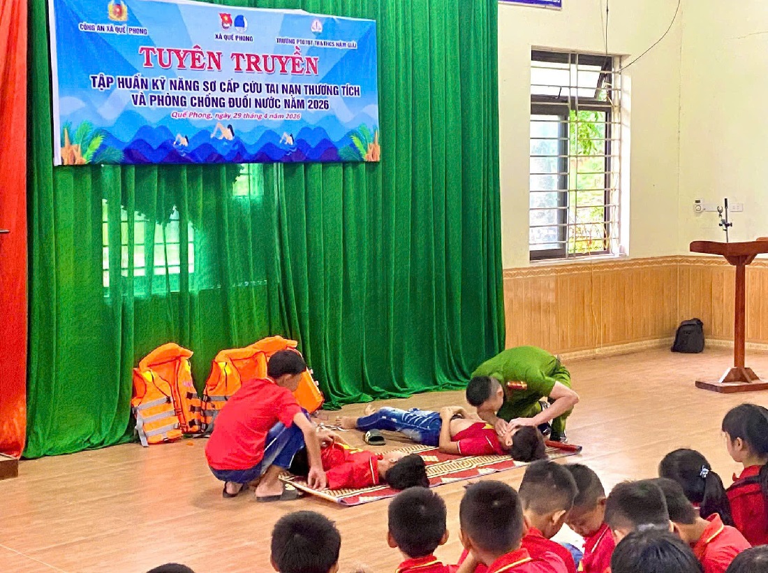 Công an xã Quế Phong trang bị kỹ năng phòng chống đuối nước cho học sinh