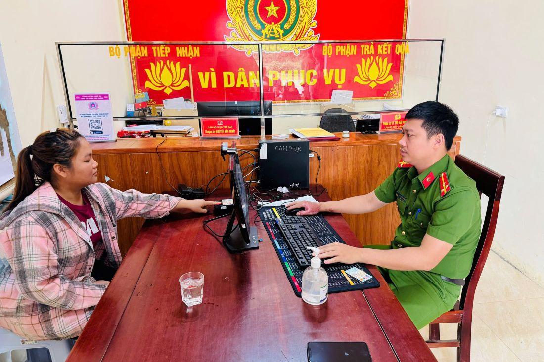 Công an xã Cam Phục hỗ trợ thu nhận và kích hoạt tài khoản định danh điện tử mức 2