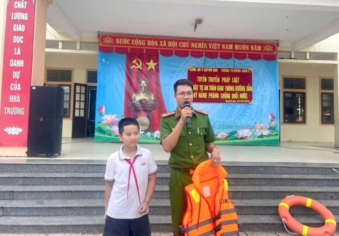 Công an phường Quỳnh Mai tuyên truyền, phổ biến pháp luật cho học sinh tiểu học