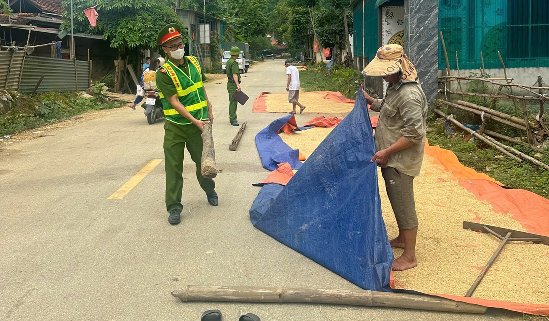 Công an xã Châu Tiến tuyên truyền, bảo đảm ATGT mùa thu hoạch nông sản