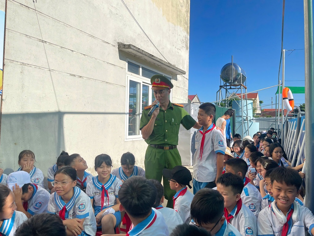 Công an phường Vinh Hưng tuyên truyền kỹ năng phòng, chống đuối nước tại Trường Tiểu học Hưng Đông