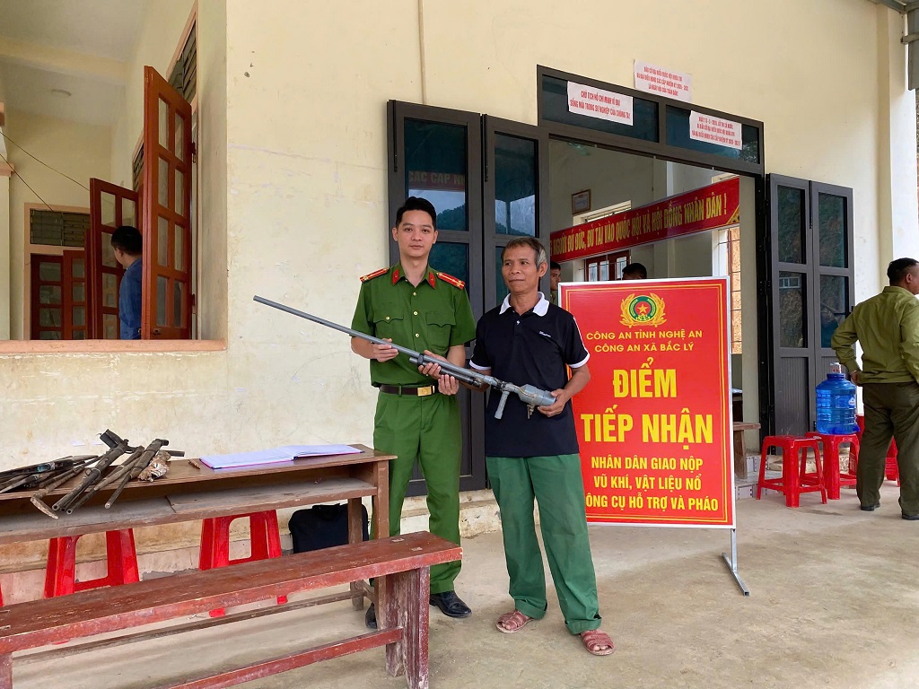  Công an xã Bắc Lý ra mắt mô hình “Dân vận khéo”; vận động người dân giao nộp vũ khí, vật liệu nổ