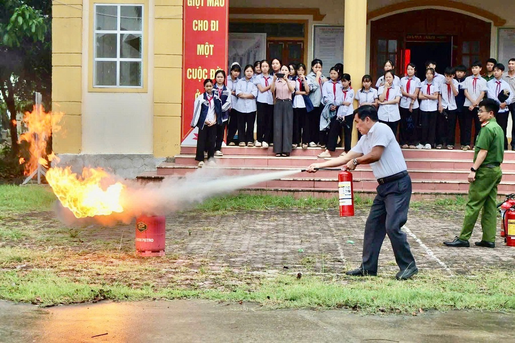 Tuyên truyền, trải nghiệm, thực hành kỹ năng chữa cháy và cứu hộ, cứu nạn