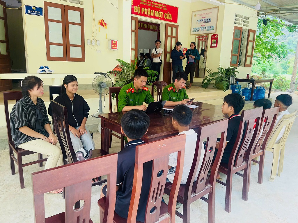 Công an xã Chiêu Lưu hướng dẫn, thu nhận hồ sơ cấp tài khoản định danh điện tử mức độ 2, tích hợp tài khoản ASXH cho học sinh