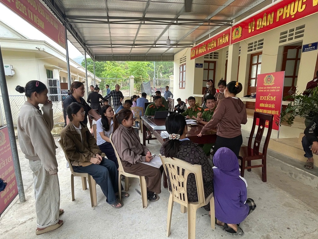 Công an xã Chiêu Lưu cấp tài khoản định danh điện tử mức độ 2