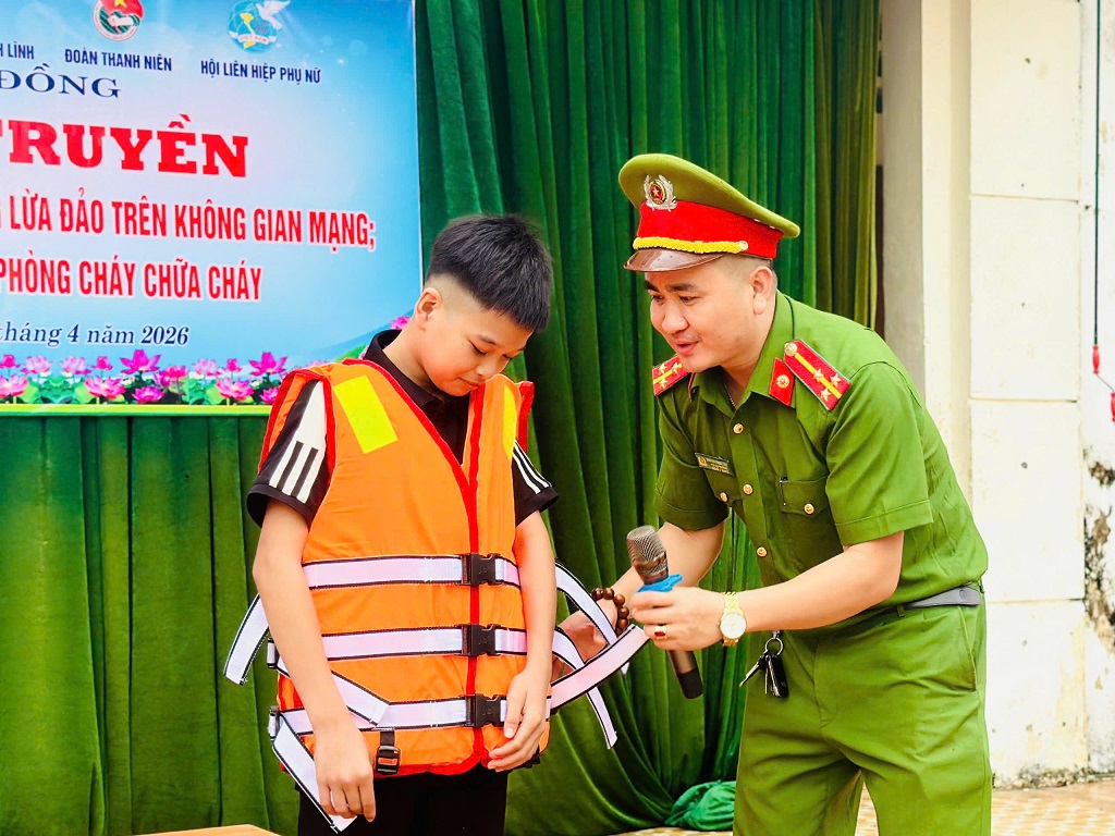 Công an xã Đại Đồng tuyên truyền bằng hình thức trực quan, giúp học sinh dễ hiểu, dễ nhớ