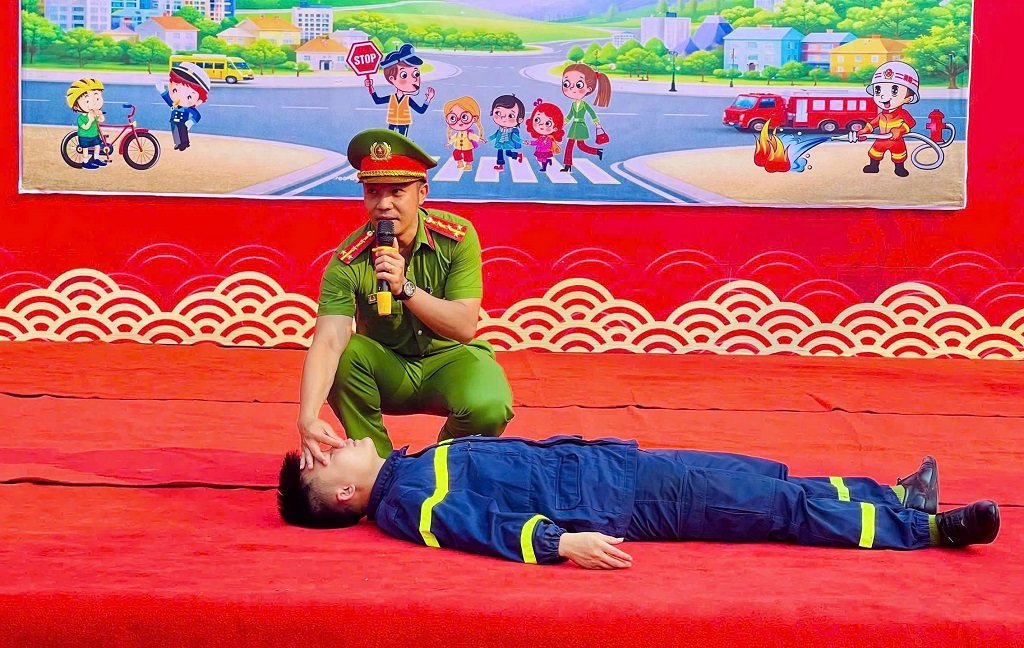 Học sinh chăm chú theo dõi, hào hứng đặt câu hỏi, thể hiện mong muốn tìm hiểu thêm kiến thức về an toàn PCCC, đuối nước và tai nạn thương tích