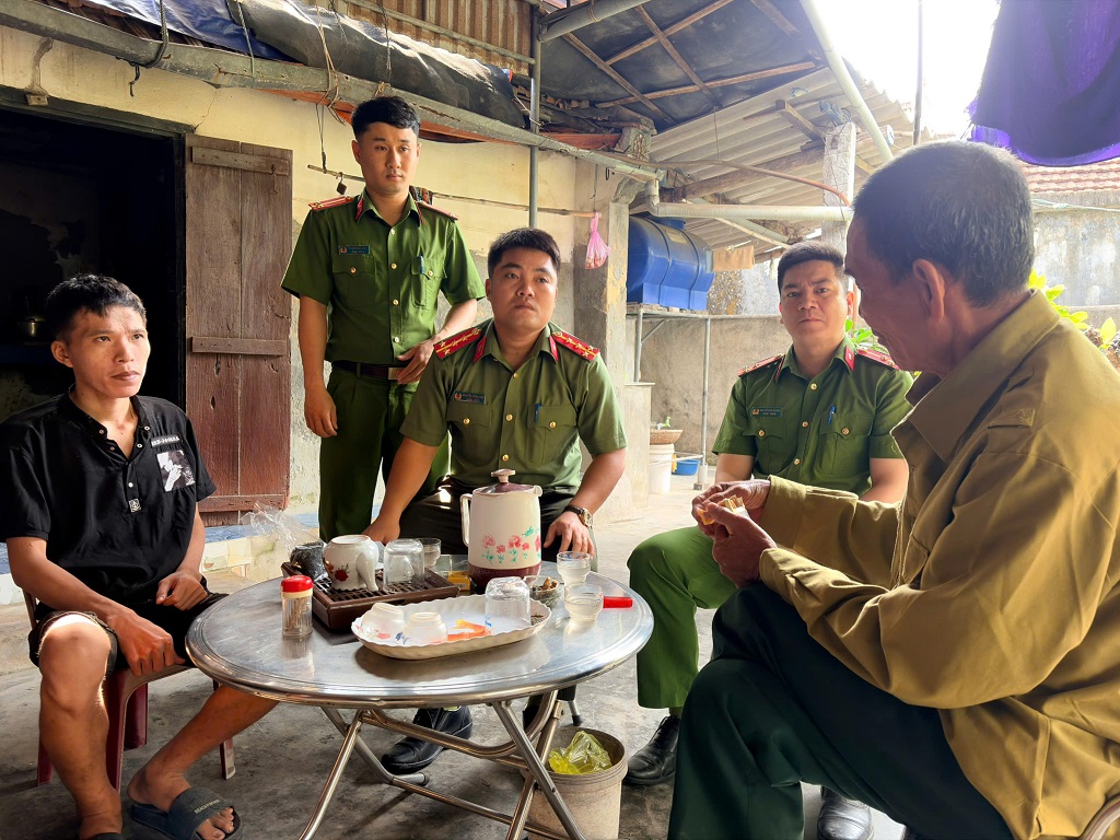 Công an xã thu thập, xác minh thân nhân Liệt sĩ 