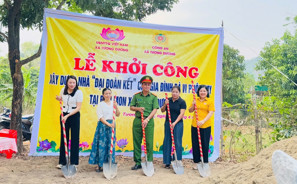 Đại biểu thực hiện nghi thức khởi công xây nhà