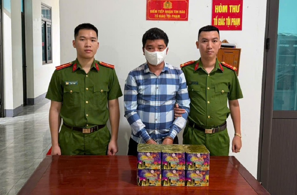 Đối tượng Phan Văn Sỹ cùng số tang vật tại Cơ quan Công an