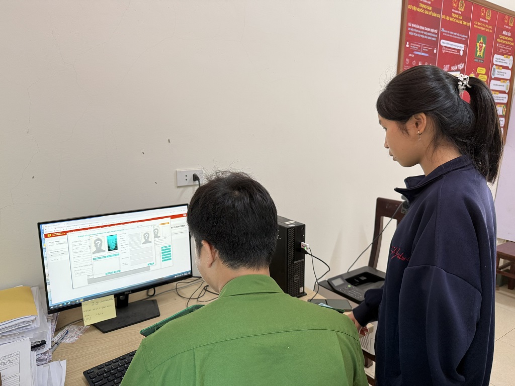 Người dân đến Bộ phận một cửa Công an xã làm thủ tục hành chính