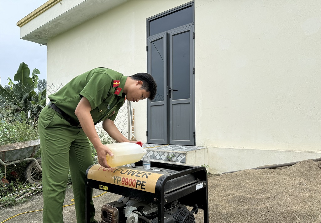 Công an xã Hạnh Lâm tiếp nhiên liệu để vận hành máy phát điện 