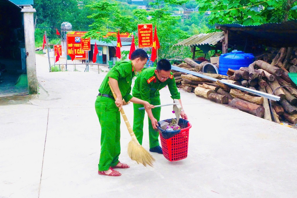 Tổng dọn vệ sinh môi trường xung quanh trụ sở Công an xã