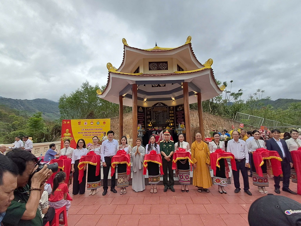 Lễ cắt băng khánh thành công trình 