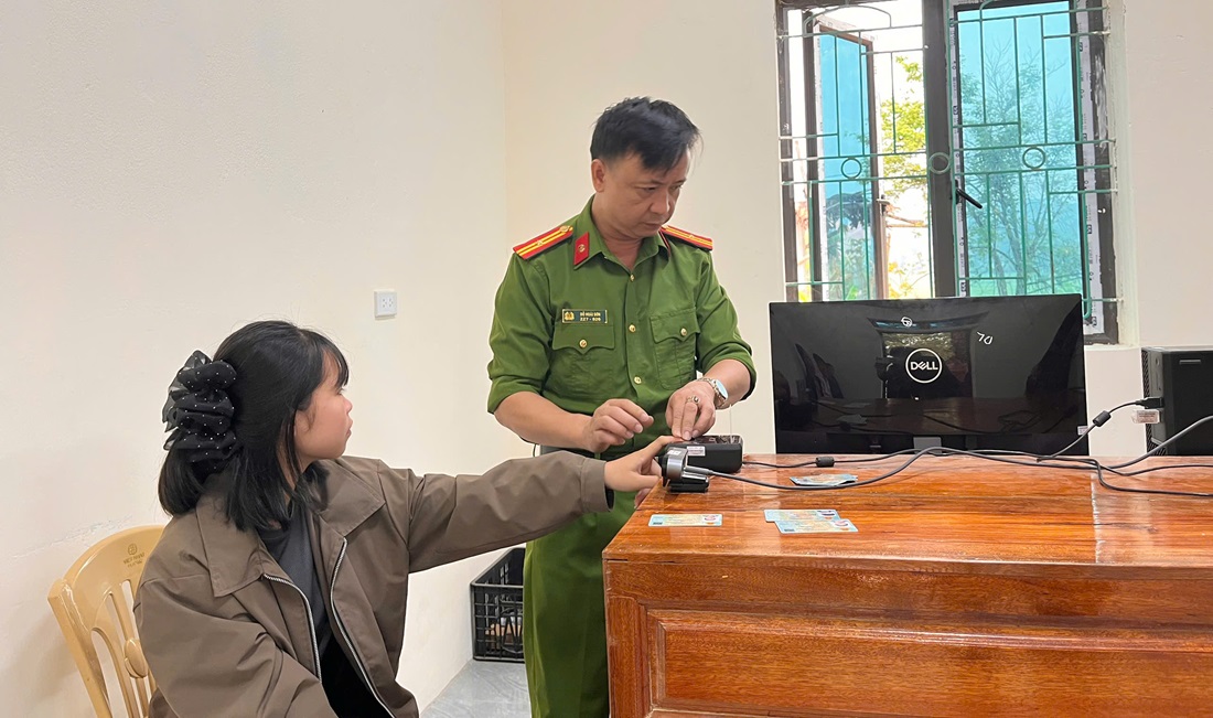Công an xã Châu Tiến làm thêm giờ để phục vụ Nhân dân