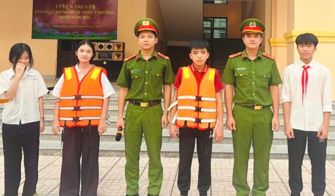 Công an xã Hùng Chân hướng dẫn học sinh sử dụng áo phao đúng cách