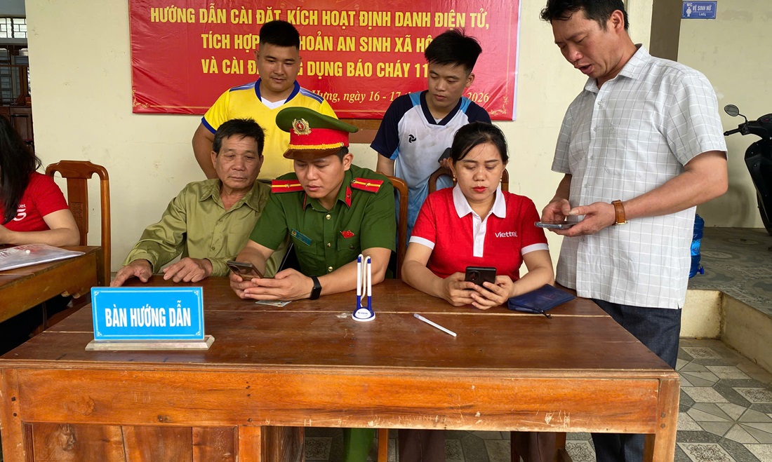 Công an xã Nghĩa Hưng hướng dẫn người dân kích hoạt tài khoản định danh điện tử