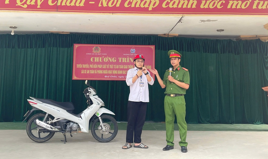 Học sinh được hướng dẫn kỹ năng lái xe an toàn