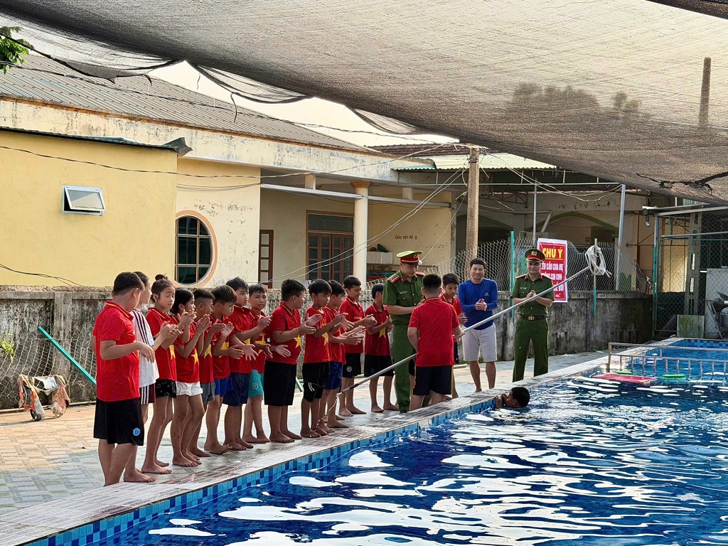 Học sinh được cán bộ Công an hướng dẫn những kỹ năng phòng, chống đuối nước