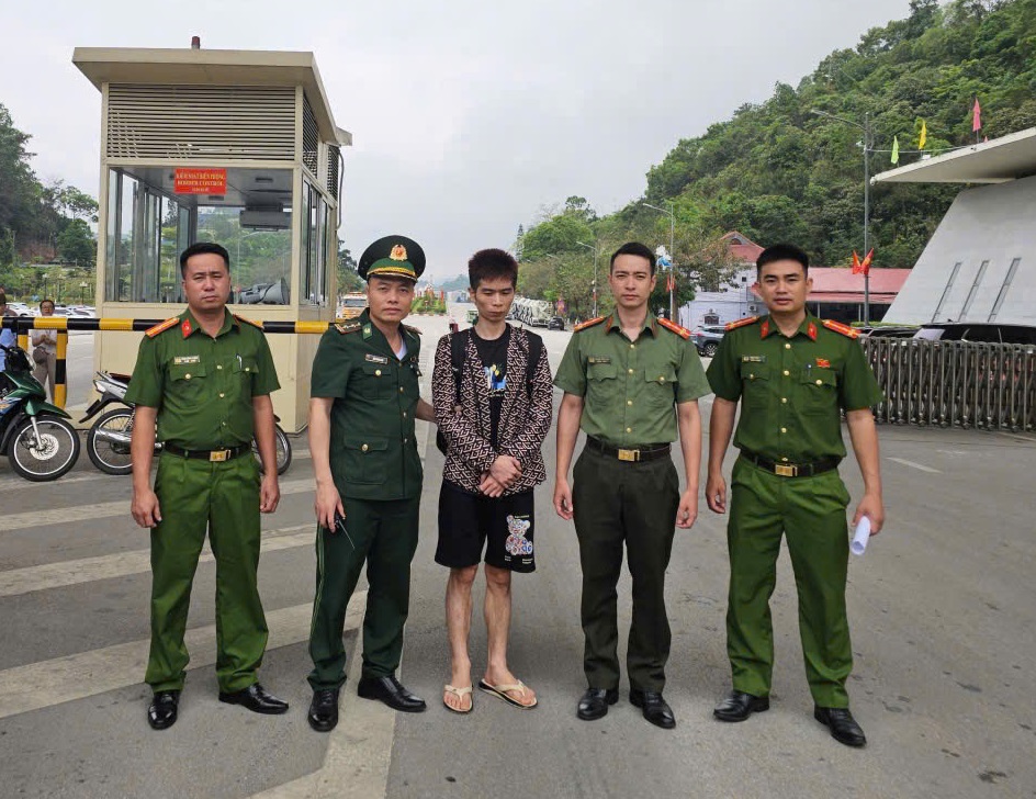Tiến hành bàn giao đối tượng người Trung Quốc