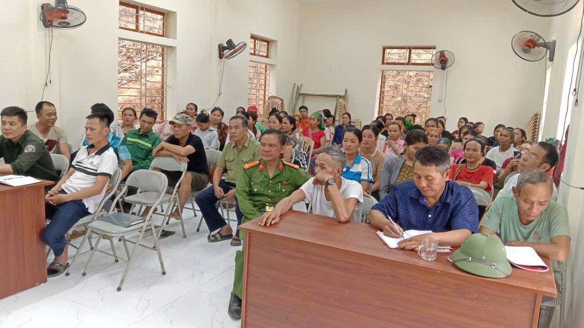 Công an xã tổ chức tuyên truyền miệng tại bản Chằn Lắn