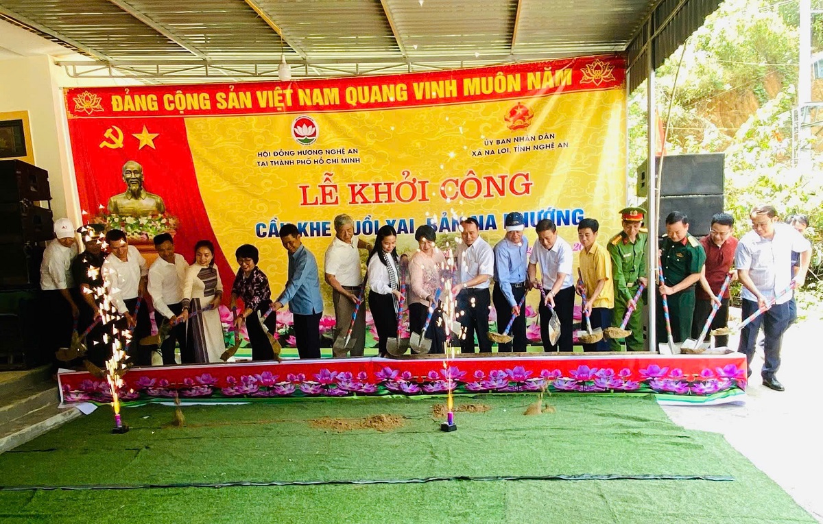 Lễ khởi công xây dựng cầu khe Huồi Xai