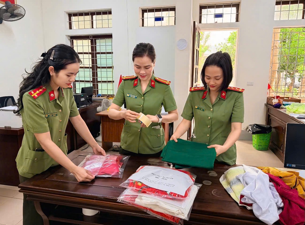 Hội Phụ nữ Phòng Hồ sơ nghiệp vụ quyên góp áo dài