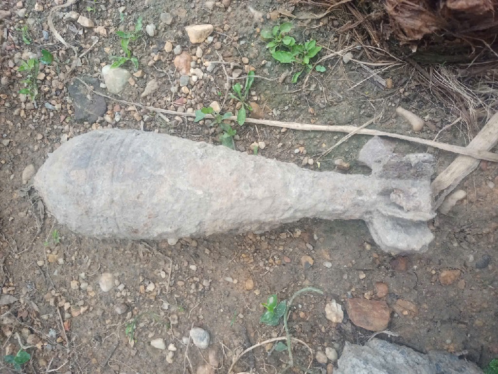 Công an xã Tam Quang phối hợp thu hồi, xử lý an toàn 01 đầu đạn nghi là đạn cối do người dân phát hiện