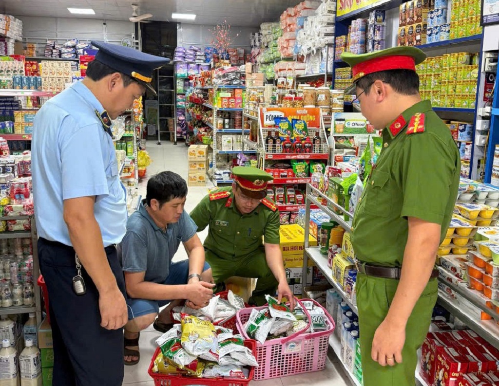  Công an xã Hạnh Lâm phối hợp với Đội Quản lý thị trường số 8 kiểm tra hộ kinh doanh tạp hóa Trâm Anh do anh V.V.H làm chủ